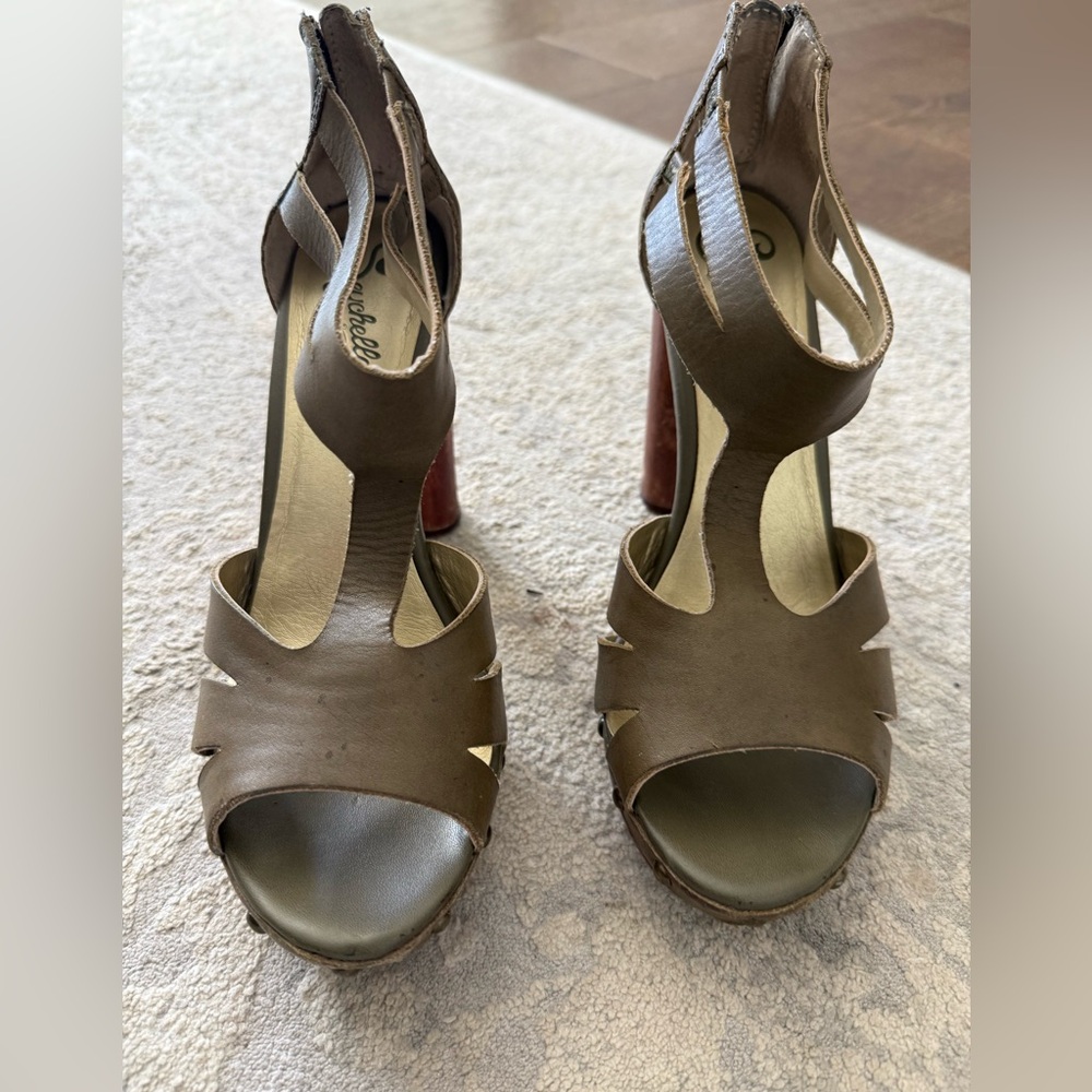 Seychelles Stylish Brown Peep-Toe Heels in army green leather